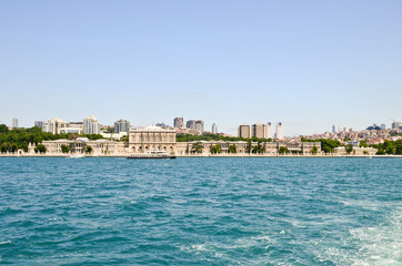 Fototapeta na wymiar Istanbul: Dolmabahce Palast in Besiktas vom Bosporus, Türkei 