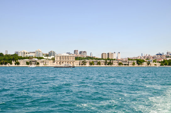 Istanbul: Dolmabahce Palast in Besiktas vom Bosporus, Türkei 