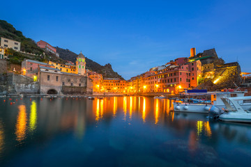 Naklejka premium Vernazza town on the coast of Ligurian Sea at dusk, Italy