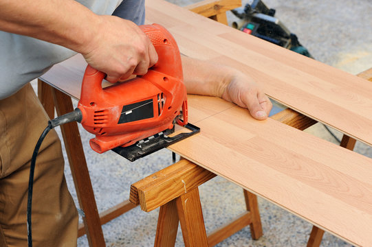 Carpintero trabajando con la sierra caladora