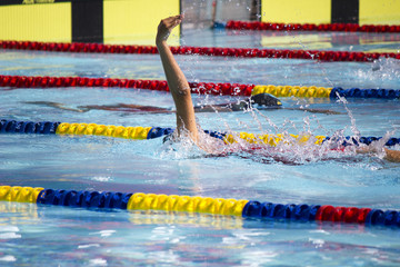 Natación en piscina de verano