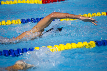 Natación en piscina de verano