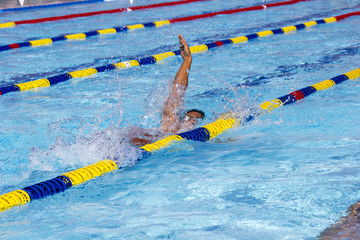 Natación en piscina de verano