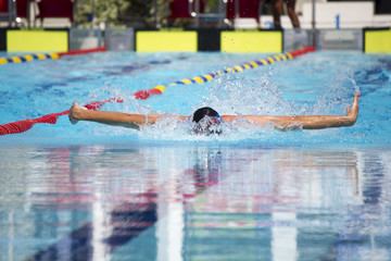 Natación en piscina de verano