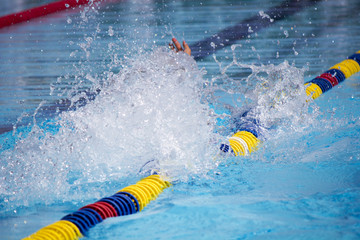 Natación en piscina de verano