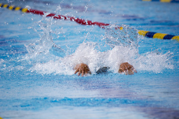 Natación en piscina de verano