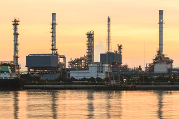 Naklejka premium Oil refinery along the river at Dusk (Bangkok, Thailand)