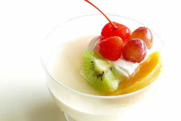 vanilla pudding mousse topping with fruit