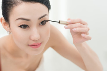 Fototapeta premium Applying mascara