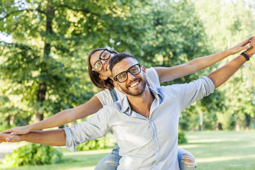 Naklejka premium beautiful young couple having fun in the park
