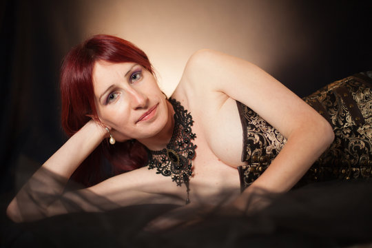 Ritratto boudoir di una donna con un seno prosperoso