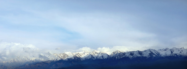 Obraz premium the peaks of the mountains