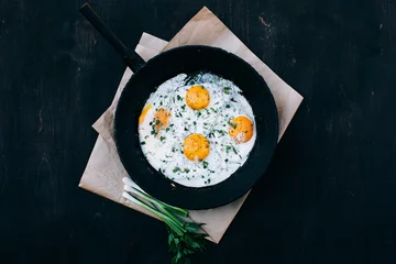 Crédence de cuisine en verre imprimé Oeufs sur le plat Fried eggs in cast iron frying pan