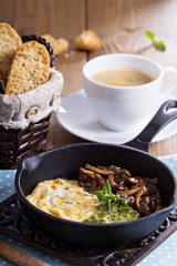 Tofu omelet with pesto and mushrooms