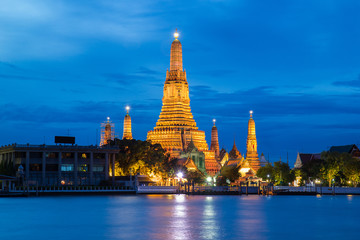 Fototapeta premium Atmosphere thai temple in night