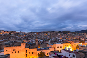 Fototapeta na wymiar Skyline der altstadt bei Fez Marokko bei Dämmerung