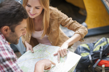 Obraz premium Couple lost in the forest