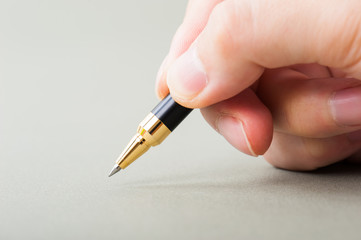 金色のボールペン