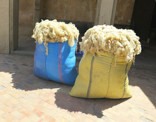 Sacos de lana en una calle de Marruecos, Norte de África
