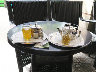 Servicio de té en una tetería en Marrakech, Norte de África