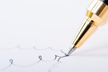 金色のボールペンのペン先