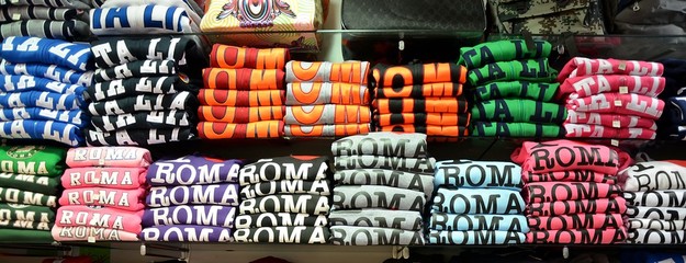 Vente de T-shirts à Rome - 86573623