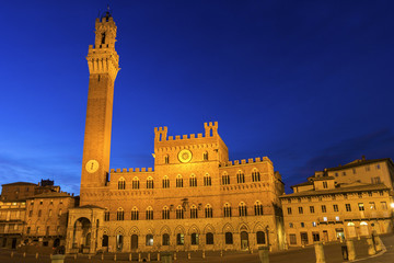 Fototapeta na wymiar Palazzo Pubblico on Siena's Piazza del Campo in Italy