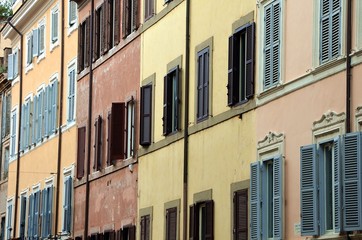 Fototapeta na wymiar Façades d'immeubles colorées à Rome