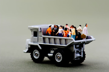 トラックに荷台に乗せられている大勢の人々