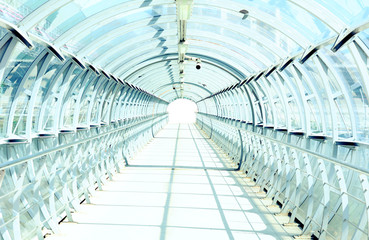 Naklejka premium Тоннель из пластикового стекла и металла на железнодорожном вокзале