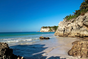 Fototapeta na wymiar Surf caribbean beach with waves