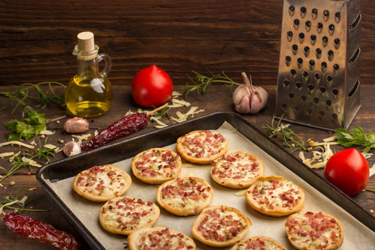 Minipizzen Bilder – Durchsuchen 9,045 Archivfotos, Vektorgrafiken und ...