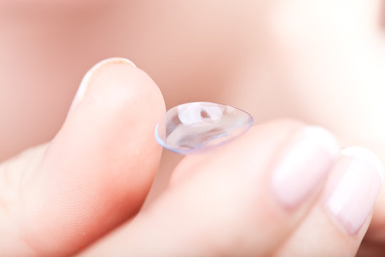Holding a softlense, macro
