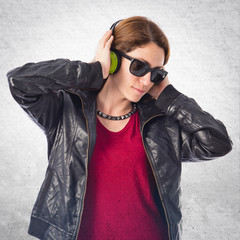 Rock woman with sunglasses listening music