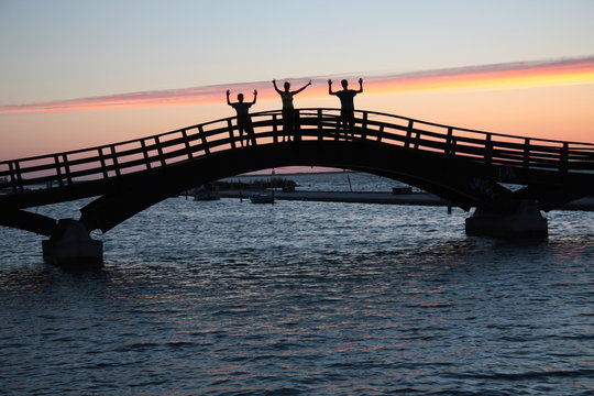 familie steht auf der br&uuml;cke