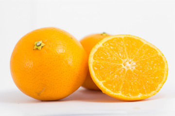 Orange half saw the watery orange juice. The fruit is refreshing.
