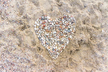 Herz aus Steinen am Sandstrand