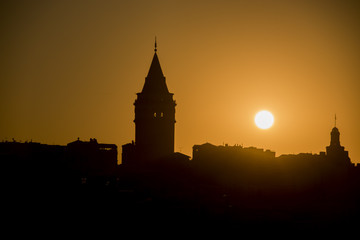 Naklejka premium istanbul galata kulesi ve gündoğumu