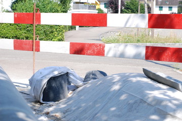 Beton in kessel mauer baustelle absperrung rot weiss