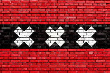 Poster vlag van Amsterdam geschilderd op bakstenen muur © daniel0