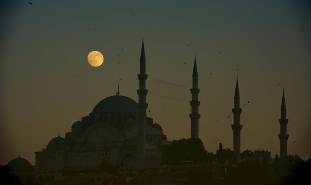 s&uuml;leymaniye camii ve dolunay