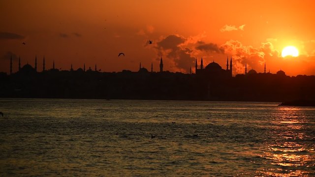 istanbul'da g&uuml;nbatımı manzarası