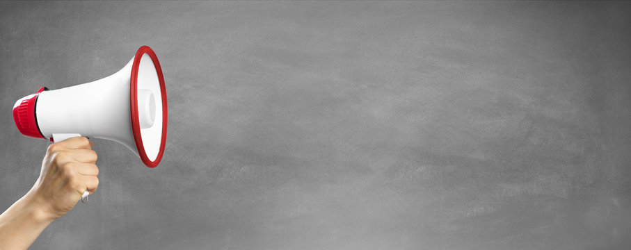 Hand h&auml;lt Megafon