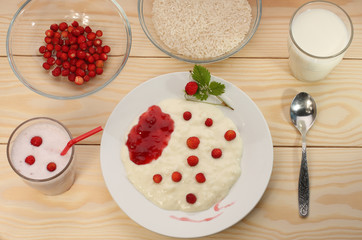 Rice milk porridge with wild strawberries,smoothie, ingredients
