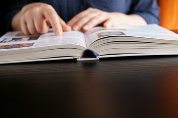 Ricercatrice mentre studia con le mani sul libro