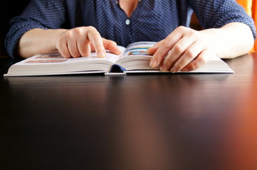 Studentessa mentre legge un libro