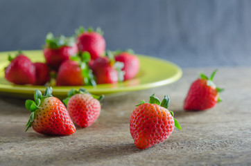  red strawberries on dish