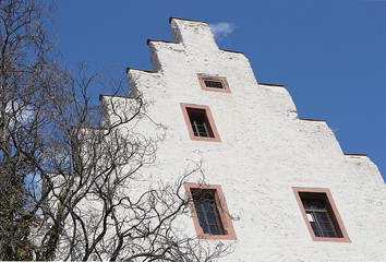 Weiße Hausfassade mit Treppengiebel