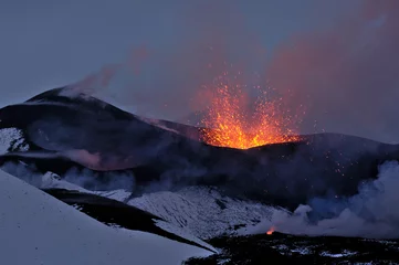 Crédence de cuisine en verre imprimé Volcan Nouvelle éruption de la fissure de Tolbachik (éjection de lave du cratère)