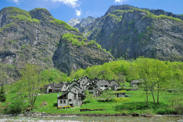 Weiler im Bavonatal im Tessin mit traditionellen Rustici in Granitbauweise,Schweiz